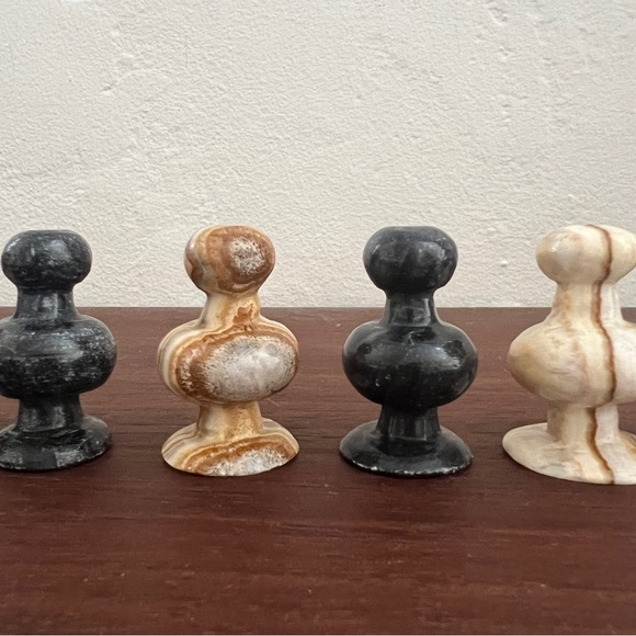 Lot of 6 hand carved onyx pawn tan black stone chess game pieces - Picture 7 of 12